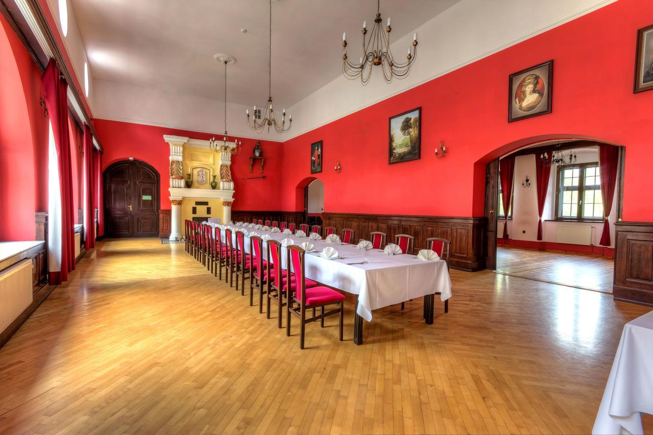 克洛碧洛维萨宫殿酒店 Kąty Wrocławskie 外观 照片